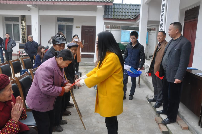 我公司領(lǐng)導(dǎo)向被幫扶對象捐贈發(fā)放慰問金